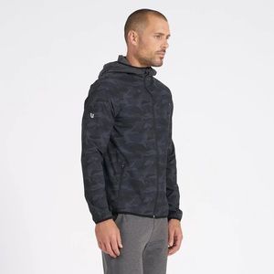 Vuori Men’s Trainer Shell Jacket in Black/Grey Camo Print Size Large